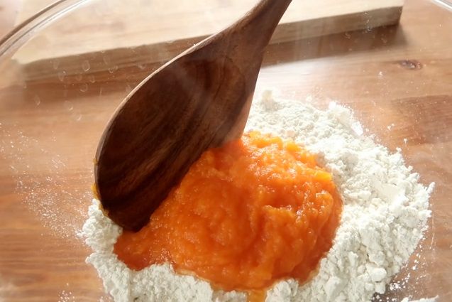 zmiksuj marchewkę z mąką