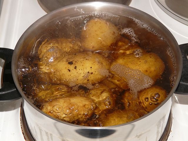 Wylewasz wodę po ugotowanych ziemniakach