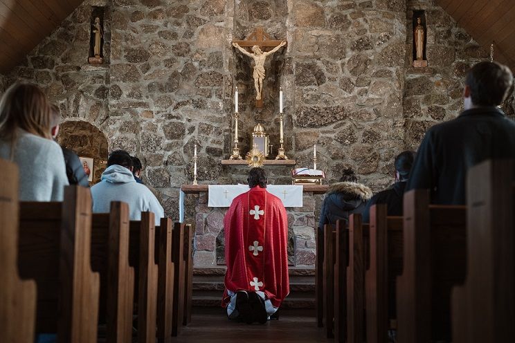 Katolicki ksiądz uprawiał seks z dwoma kobietami na środku ołtarza