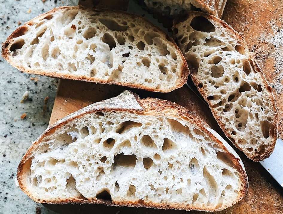 Dlaczego w chlebie są duże dziury?
