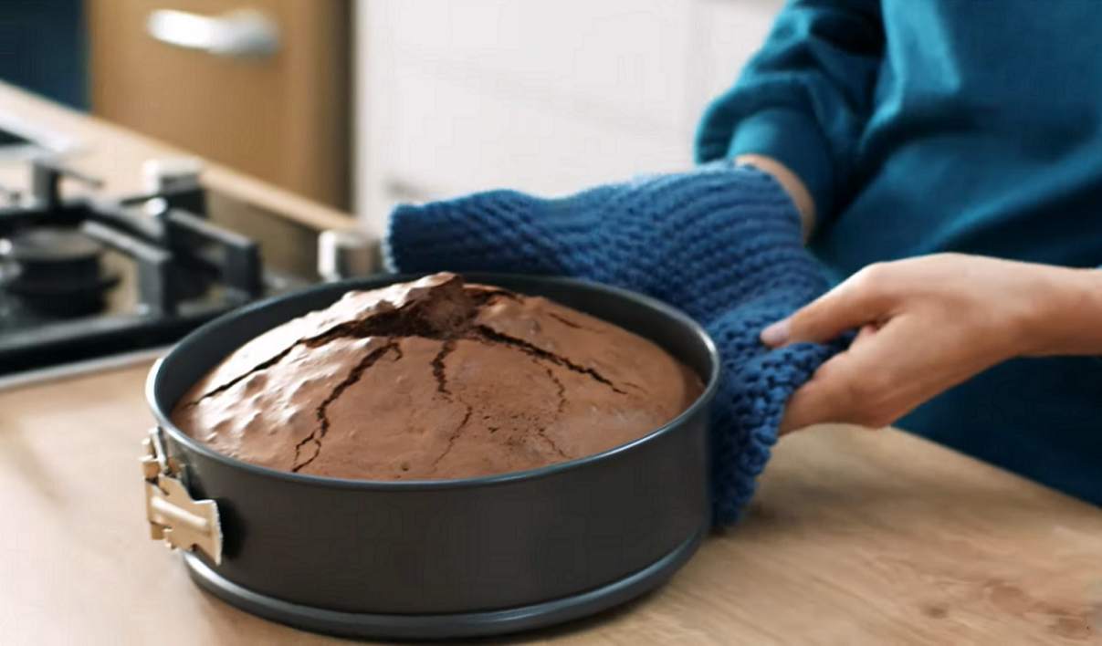Jak wyjąć ciasto z blachy, aby się nie rozpadło