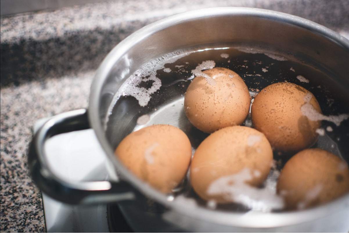 Jajka pękają podczas gotowania i trudno się obierają? 