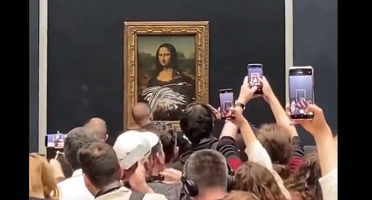 Mona Lisa obrzucona tortem w Luwrze. To forma protestu klimatycznego