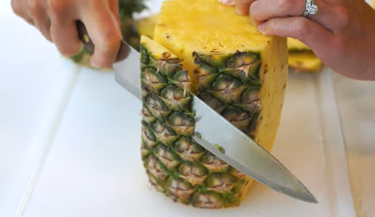 krojenie ananasa