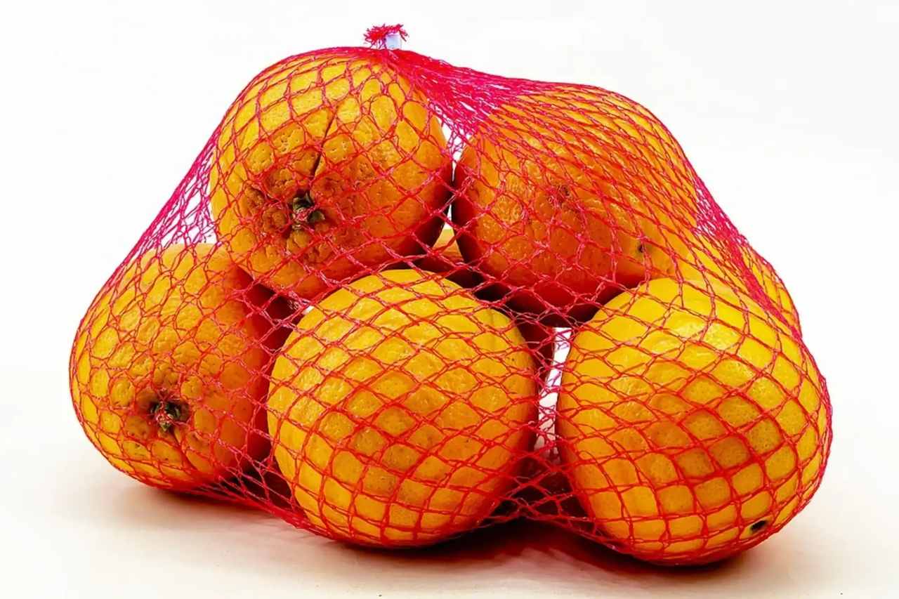 pomarańcze w czerwonej siatce 