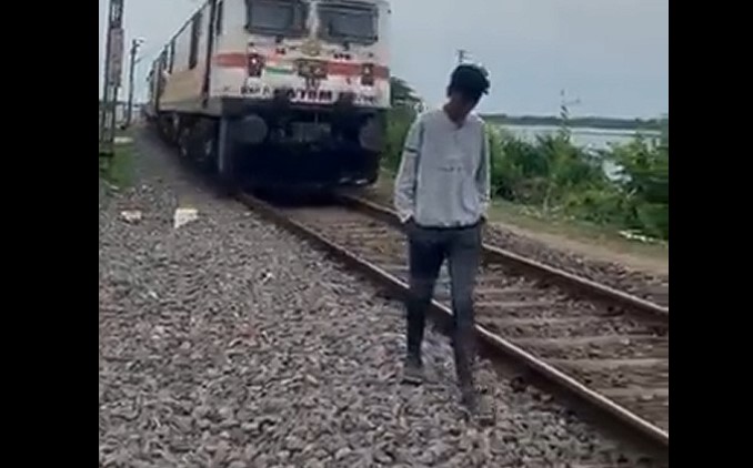 Nastolatek chciał nagrać ładne wideo do mediów społecznościowych. Potrącił go pociąg