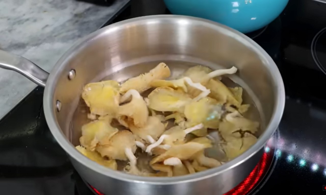 gotowanie grzybów w rondelku