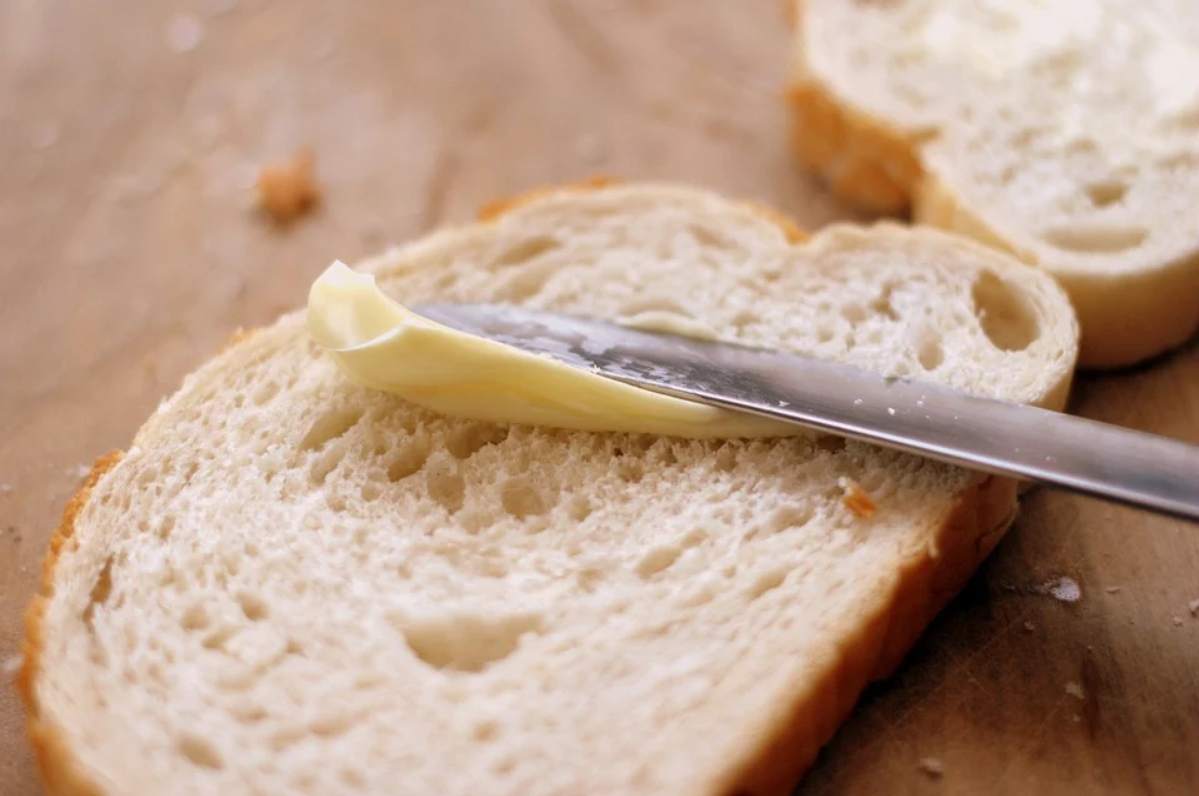 kromka chleba z masłem