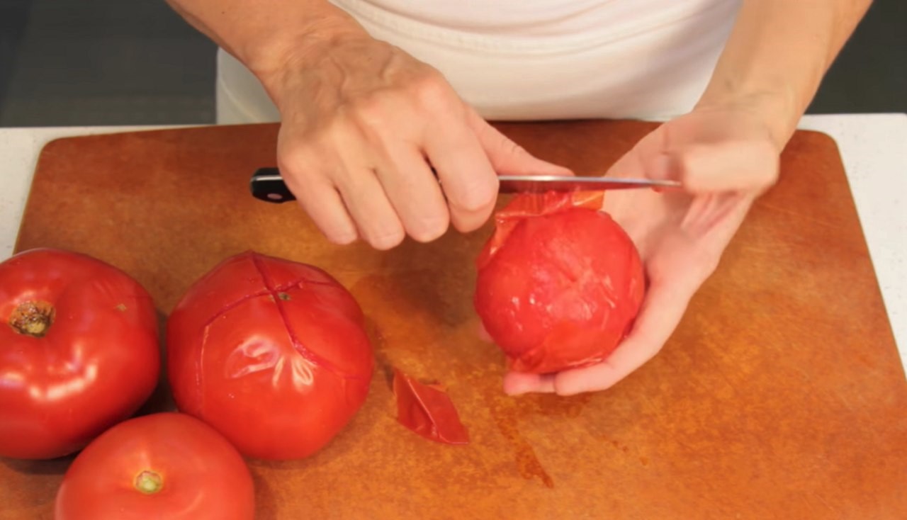 obieranie pomidora ze skórki