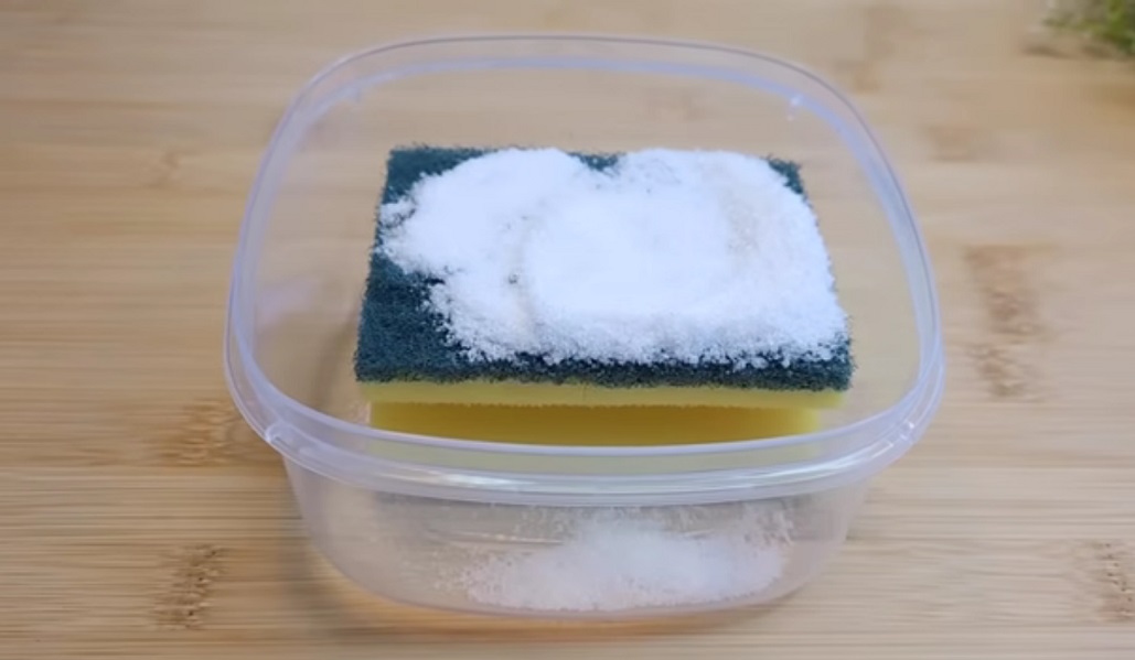 Posyp sól na gąbkę do mycia naczyń