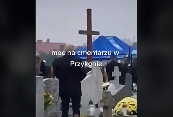 Organista rozbawił cały cmentarz w Przykonie. Wszystko nagrano