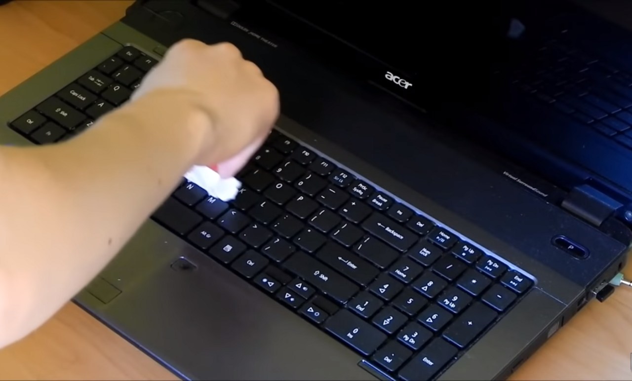 czyszczenie klawiatury laptopa