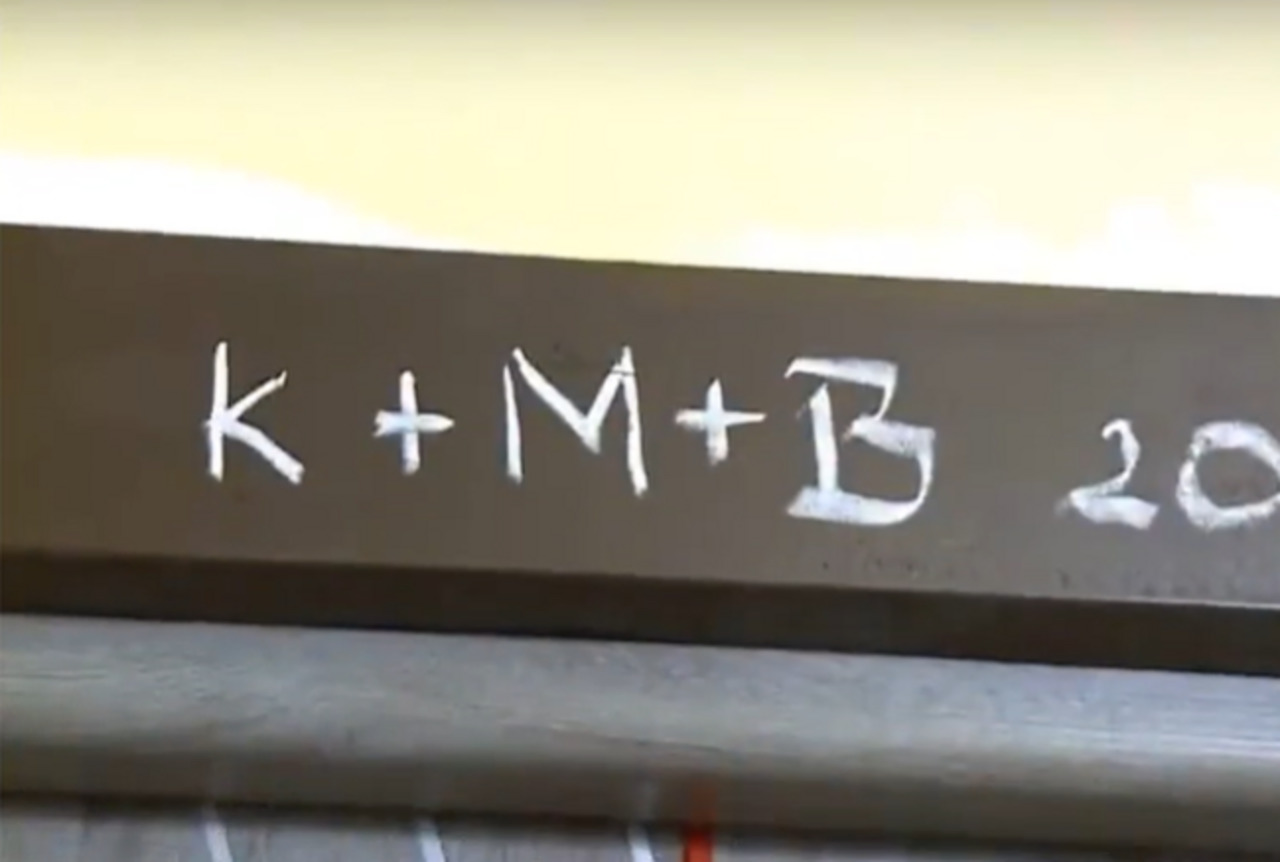 napis na drzwiach K+M+B