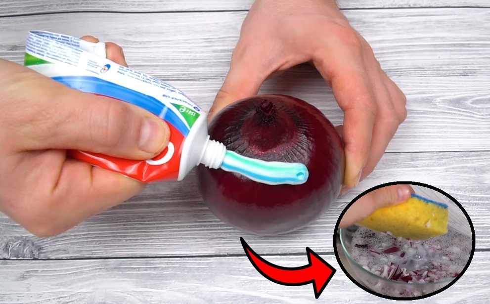 Rozsmaruj pastę do zębów na cebuli