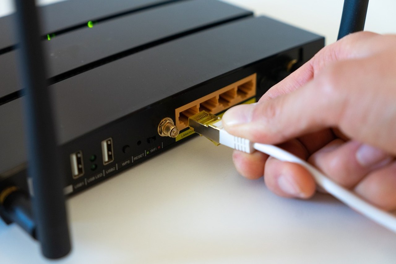 podłączanie kabla do routera
