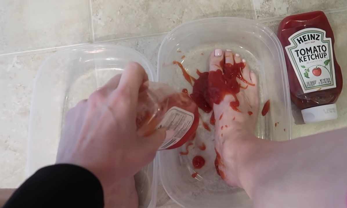 Wysmaruj stopy ketchupem