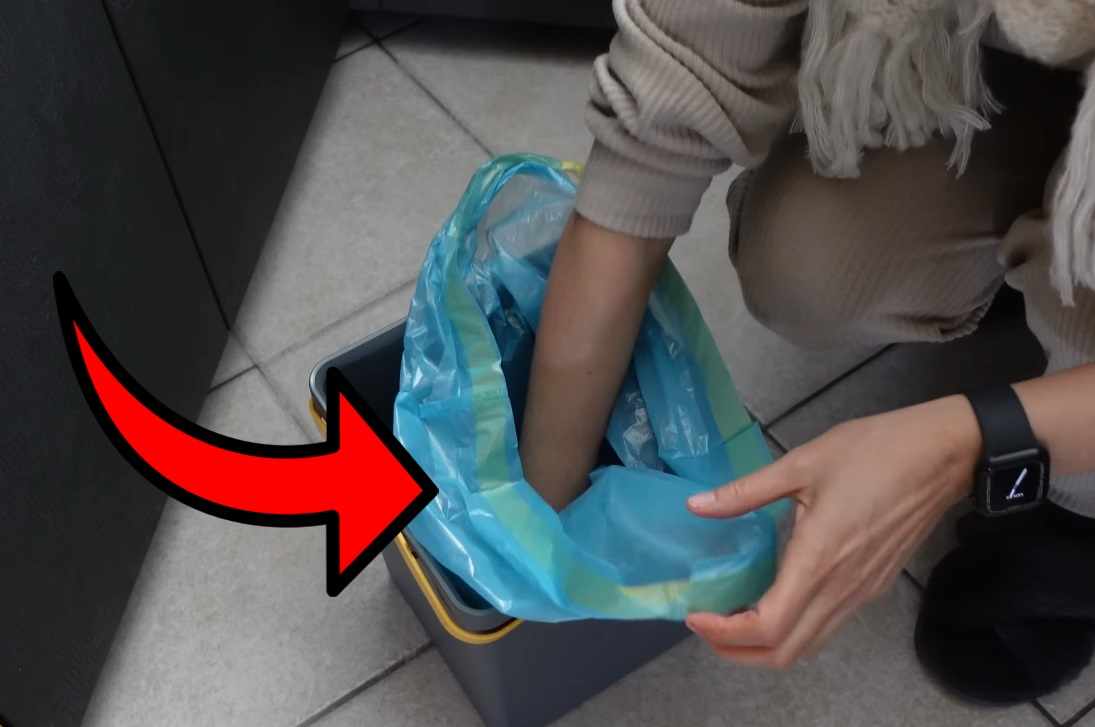 Wkładasz worek na śmieci w ten sposób