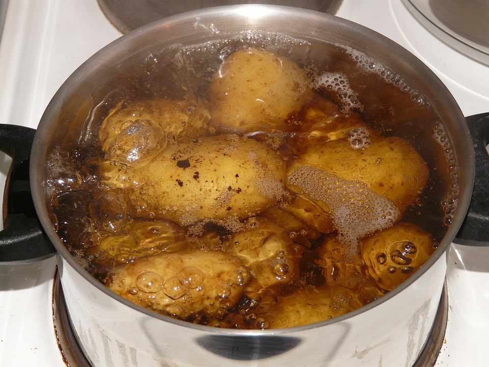 Wlej to podczas gotowania ziemniaków