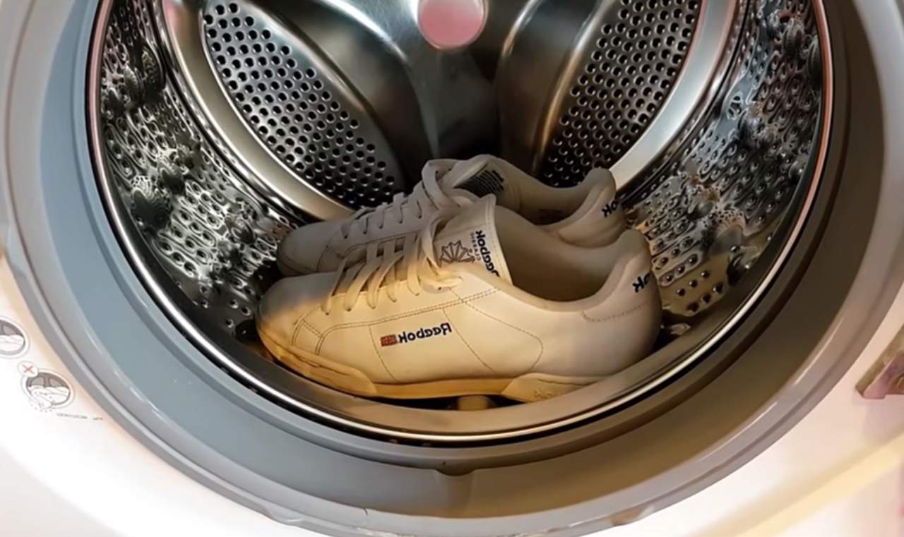adidasy w bębnie pralki
