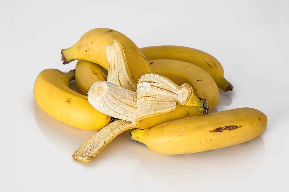 Włóż banany do słoika