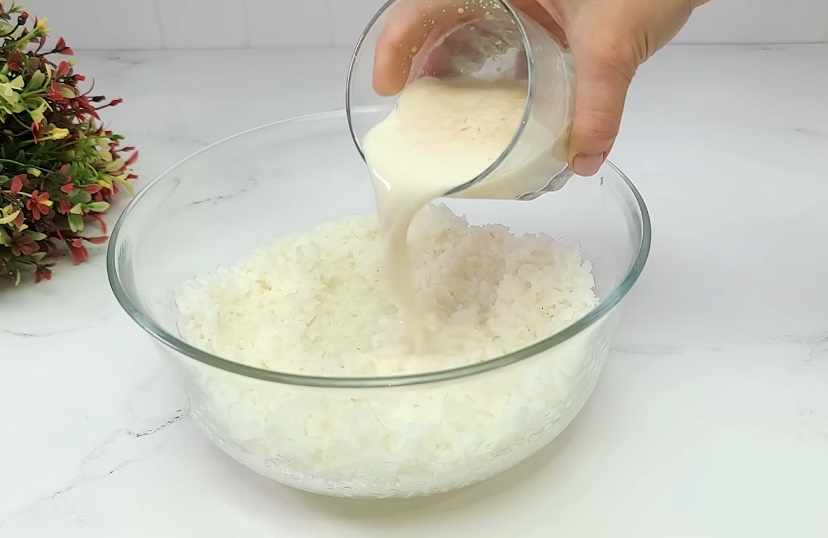 Wymieszaj drożdże z ryżem.