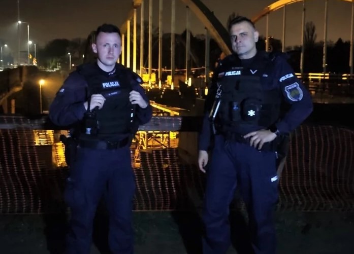 Policjanci z Wrocławia uratowali tonącego mężczyznę w brawurowej akcji