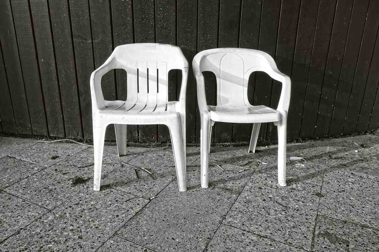 białe krzesła ogrodowe z plastiku