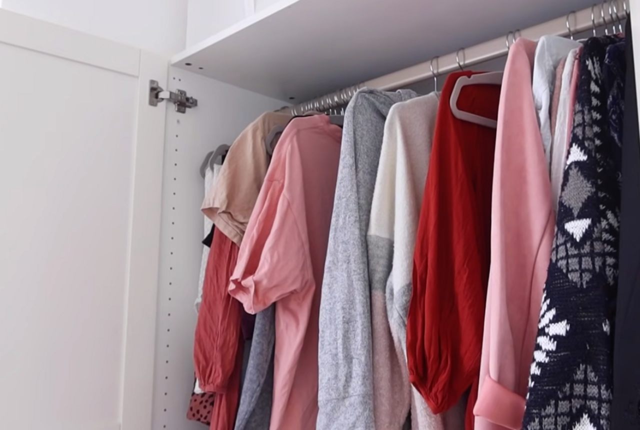 ubrania w szafie