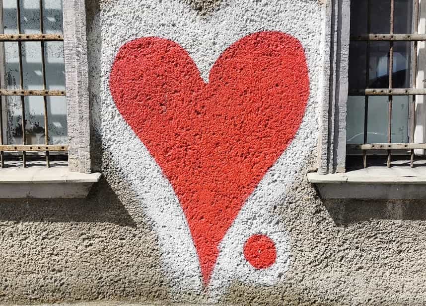 Malował serca na budynkach. Wandal-romantyk aresztowany