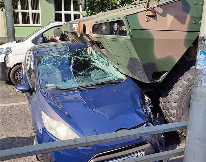 Rosomak zderzył się z samochodem we Wrocławiu