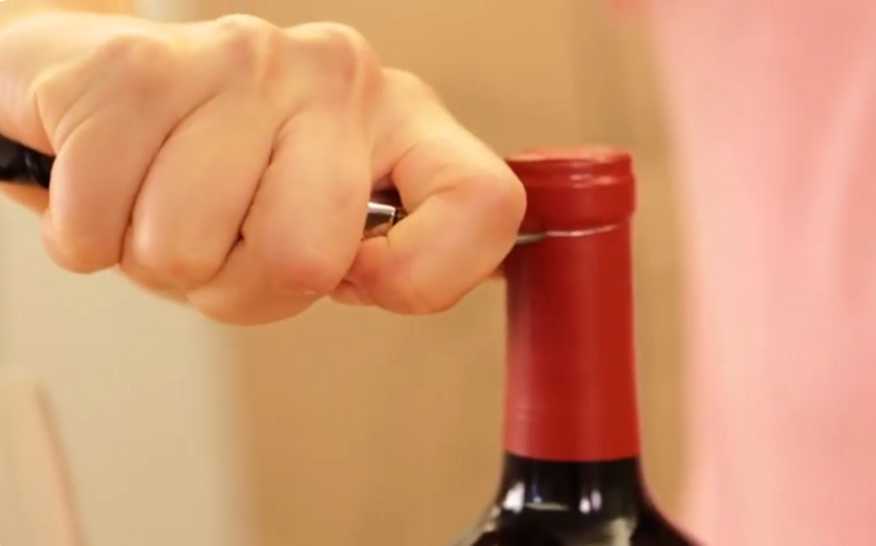 otwieranie butelki wina bez korkociągu