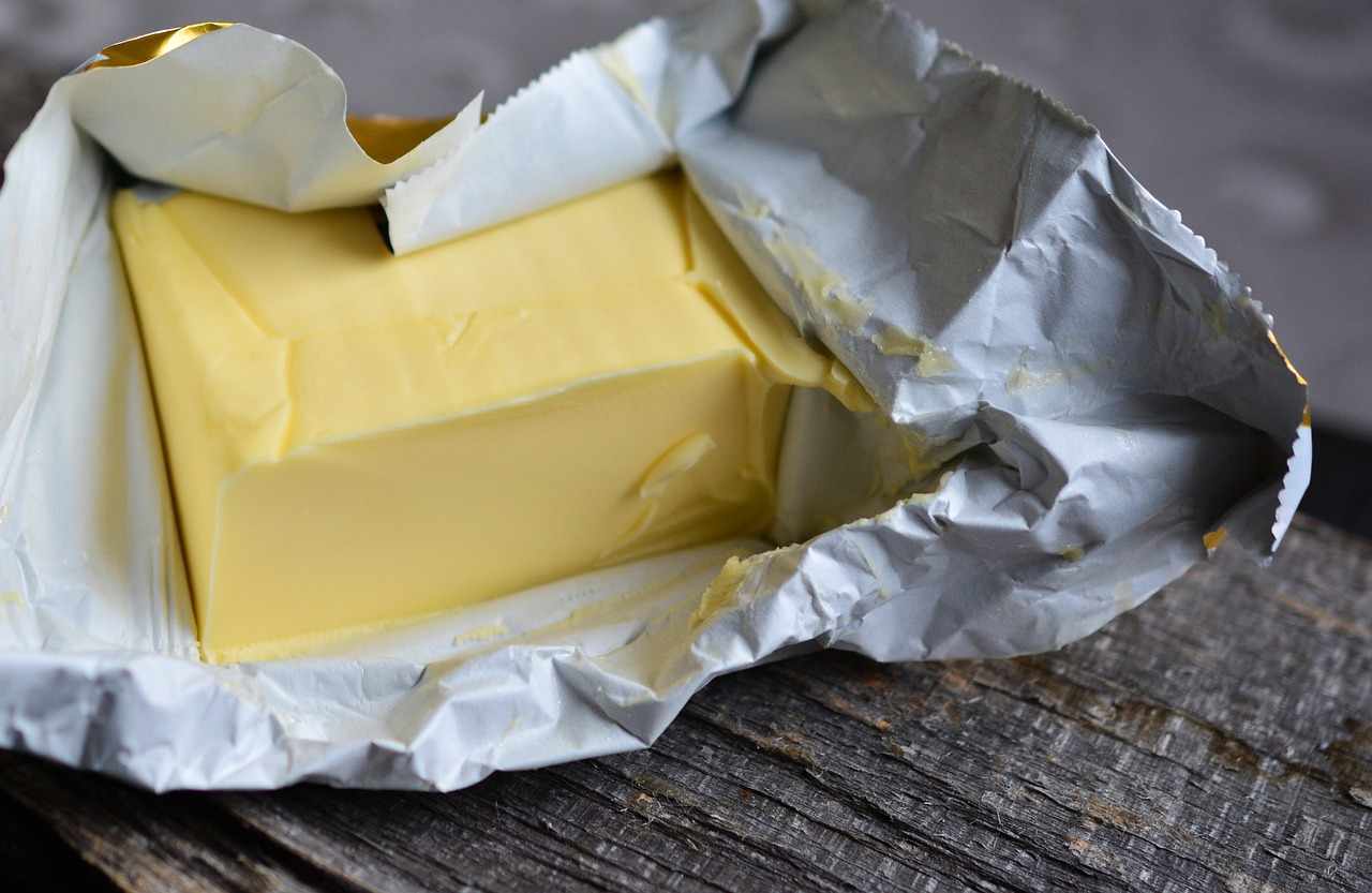 Moja ciocia wkłada masło do zamrażarki