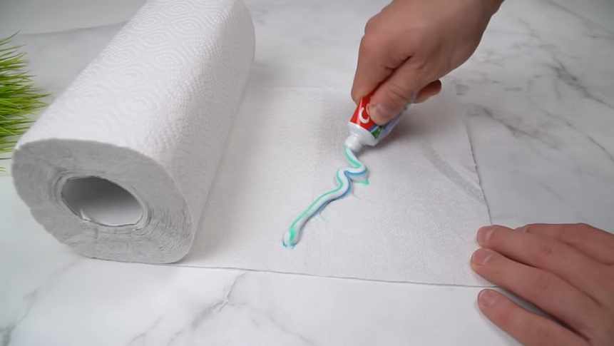 Nakładam pastę do zębów na ręcznik papierowy