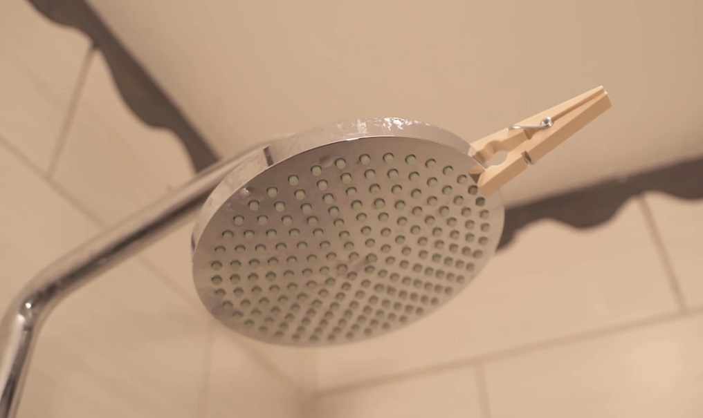 Zakładam drewnianą klamerkę na słuchawkę prysznica
