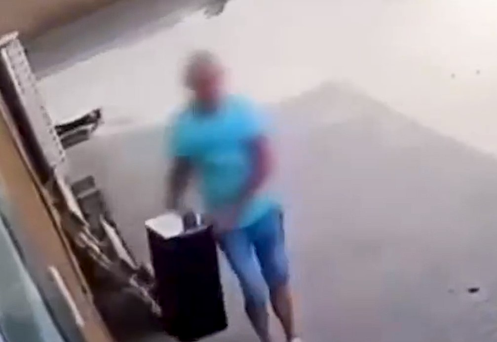 44-latek ukradł kosz z popielniczką sprzed marketu i dał żonie w prezencie