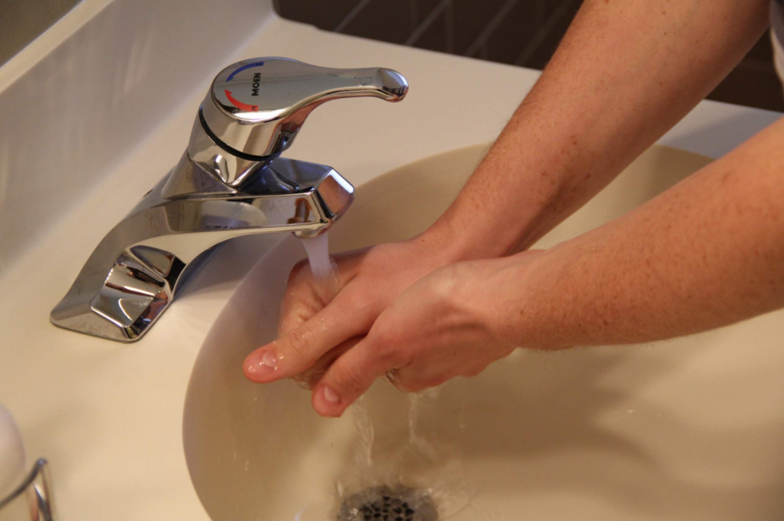 mycie rąk w umywalce