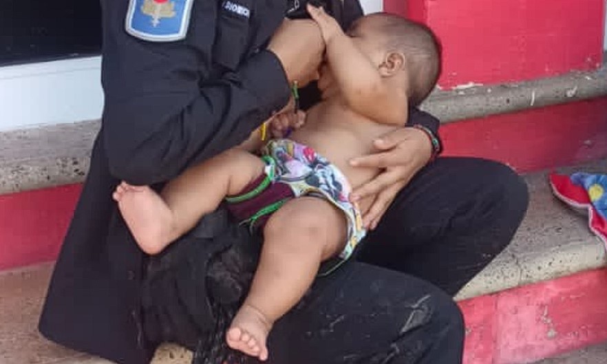 Policjantka nakarmiła głodnego chłopca własną piersią