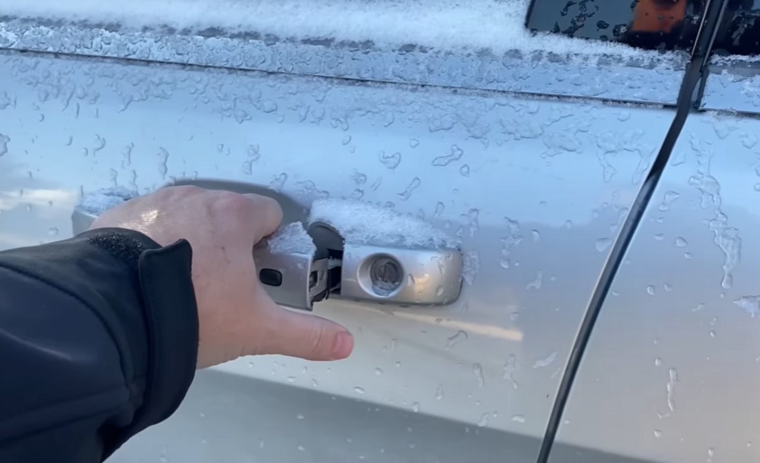 otwieranie zamarzniętych drzwi samochodu