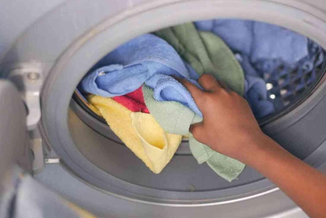 tkaniny w bębnie pralki 