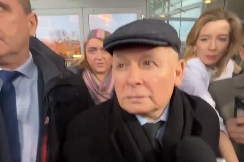 Kaczyński odszczeknął się demonstrantowi pod siedzibą TVP. "Uważaj, gówniarzu, żebyś ty nie siedział"