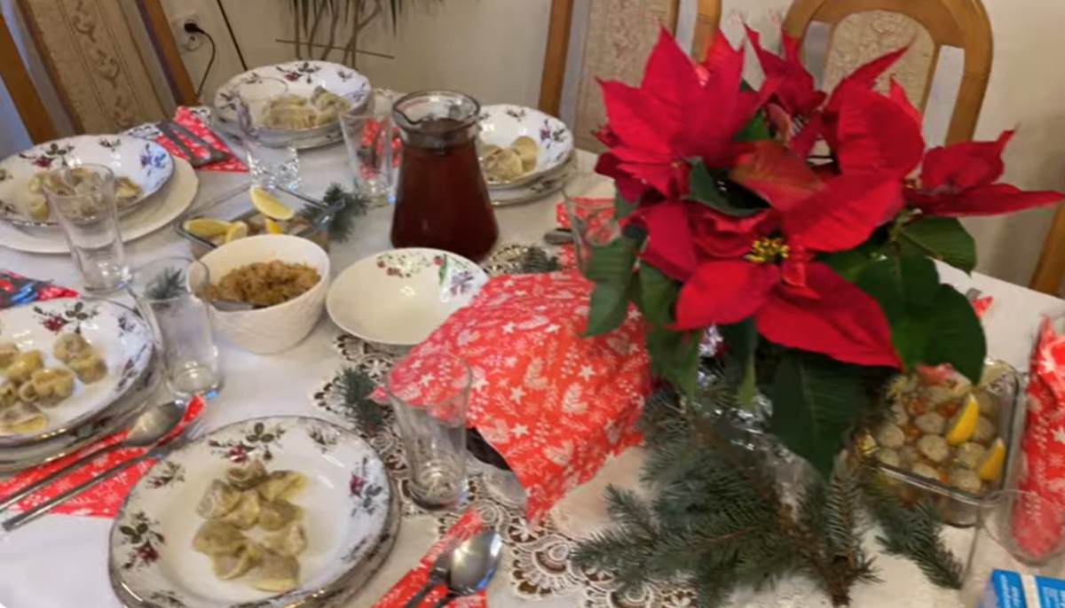 stół z potrawami świątecznymi