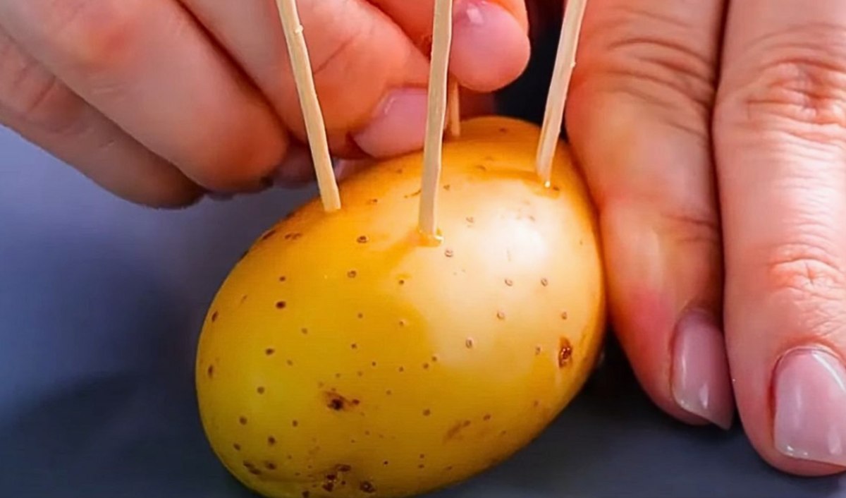 wbijanie wykałaczek w ziemniaka