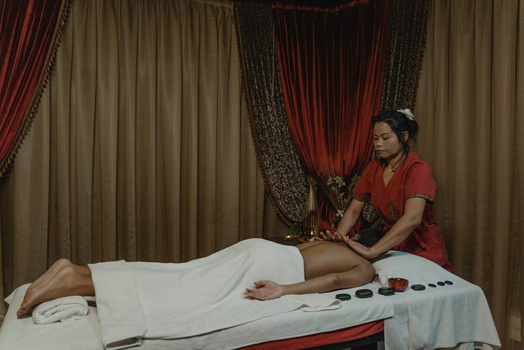 Tradycyjne emirackie techniki masażu ujawnione
