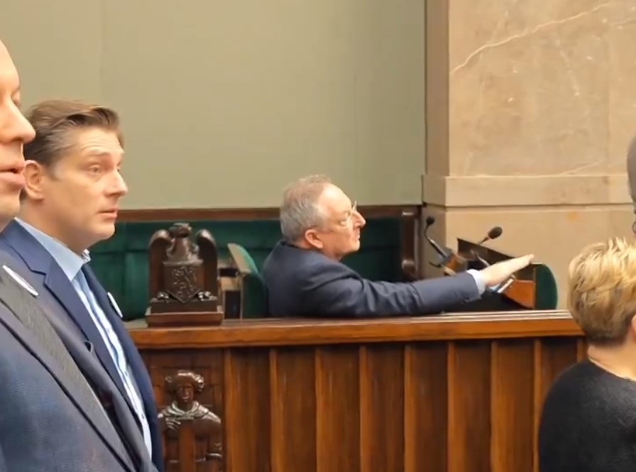 Sienkiewicz nie wstał w czasie odśpiewywania hymnu w Sejmie