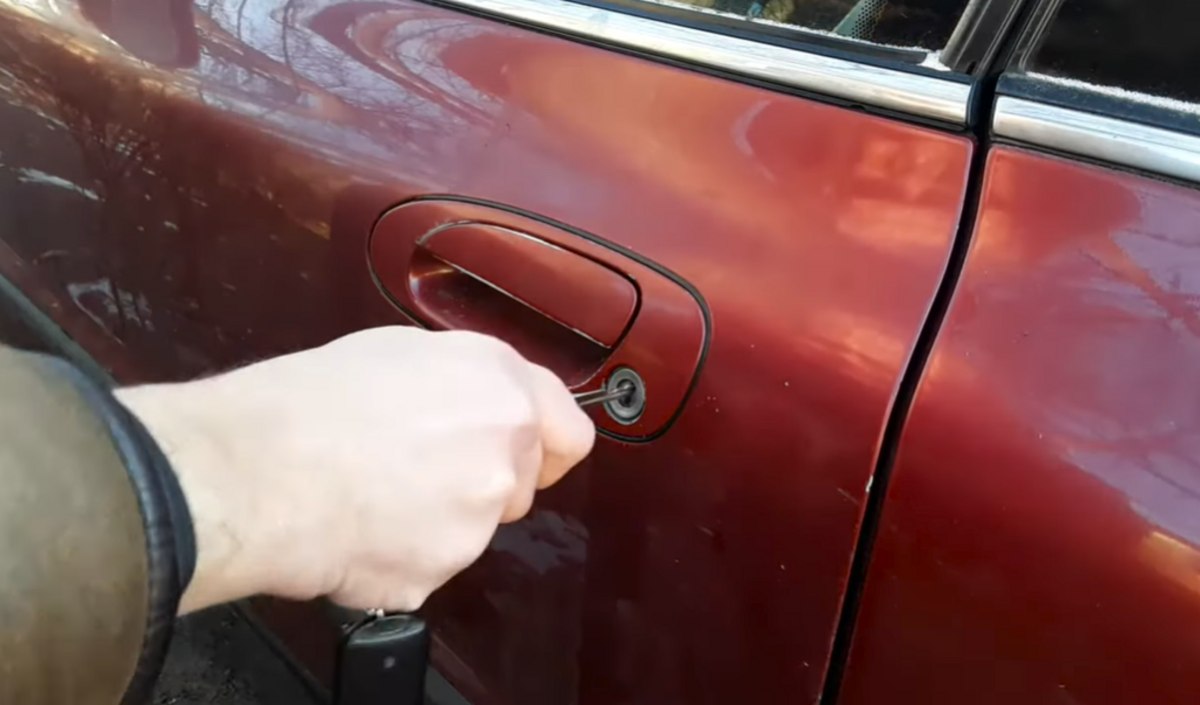 otwieranie zamka w samochodzie kluczykiem