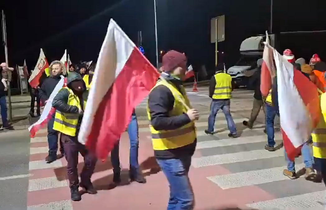 Ukrainiec podcierał się polską flagą na przejściu w Medyce