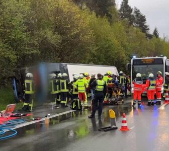 Wypadek autokaru na niemieckiej autostradzie