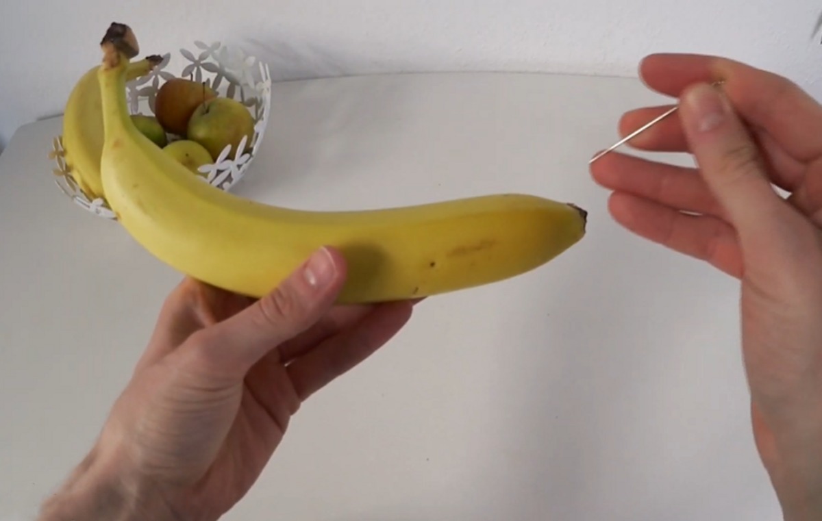 wbijanie igły w banana