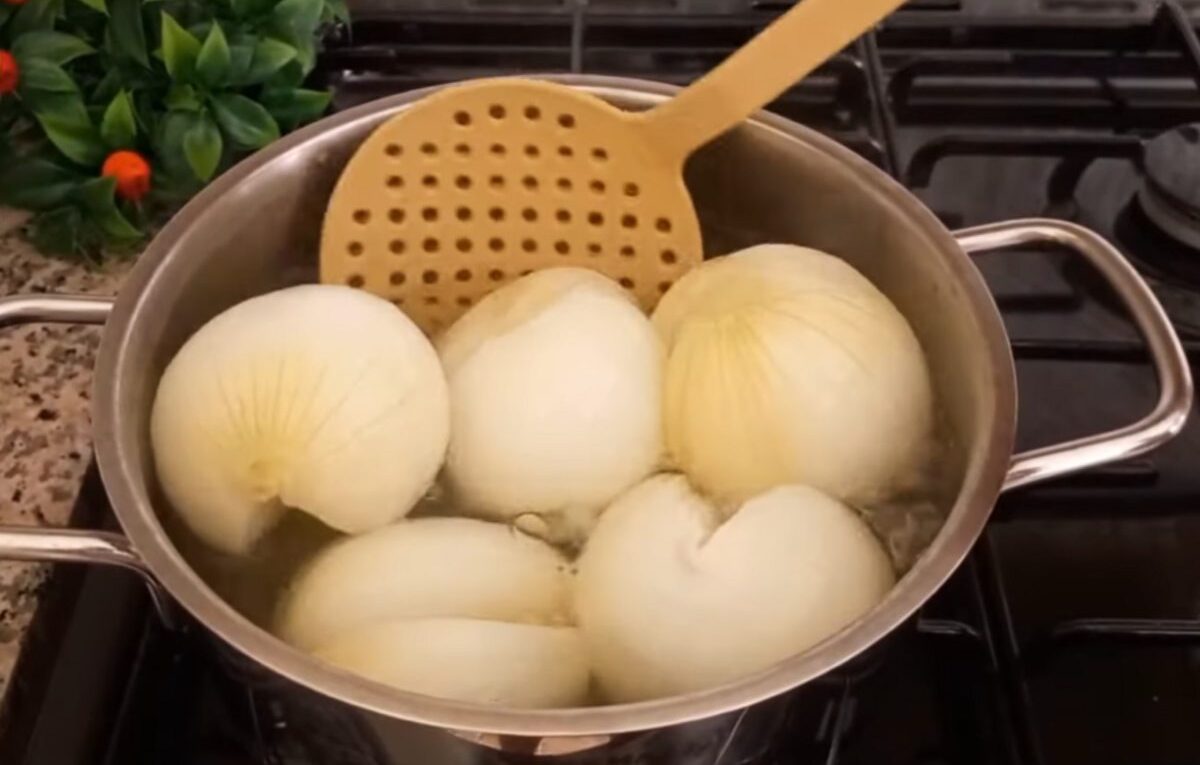 gotowanie cebuli we wrzątku