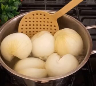 gotowanie cebuli we wrzątku